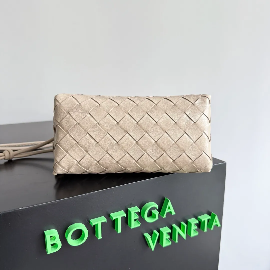 Batch 1260 BV new mini bag ceiling Bottegaveneta new Concert Pouch bag is small and has a large capacity. It can hold a Pro max mobile phone. The shoulder strap is adjustable for cross-body carry. It is very cost-effective when carried on one shoulder. The latest small bag in autumn has a lot of capacity. It can hold 4 short clips. I also tried it and it can hold one of my fists. It is cute, the capacity is touching and the length of the shoulder strap is adjustable for daily commuting. Full score 10 #bv woven bag Style number: 794258 Size: 18.5*11.5*8.5cm